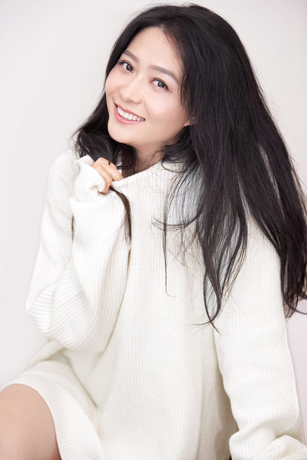 开心麻花贾金金写真清新自然 笑容绽放温暖冬日