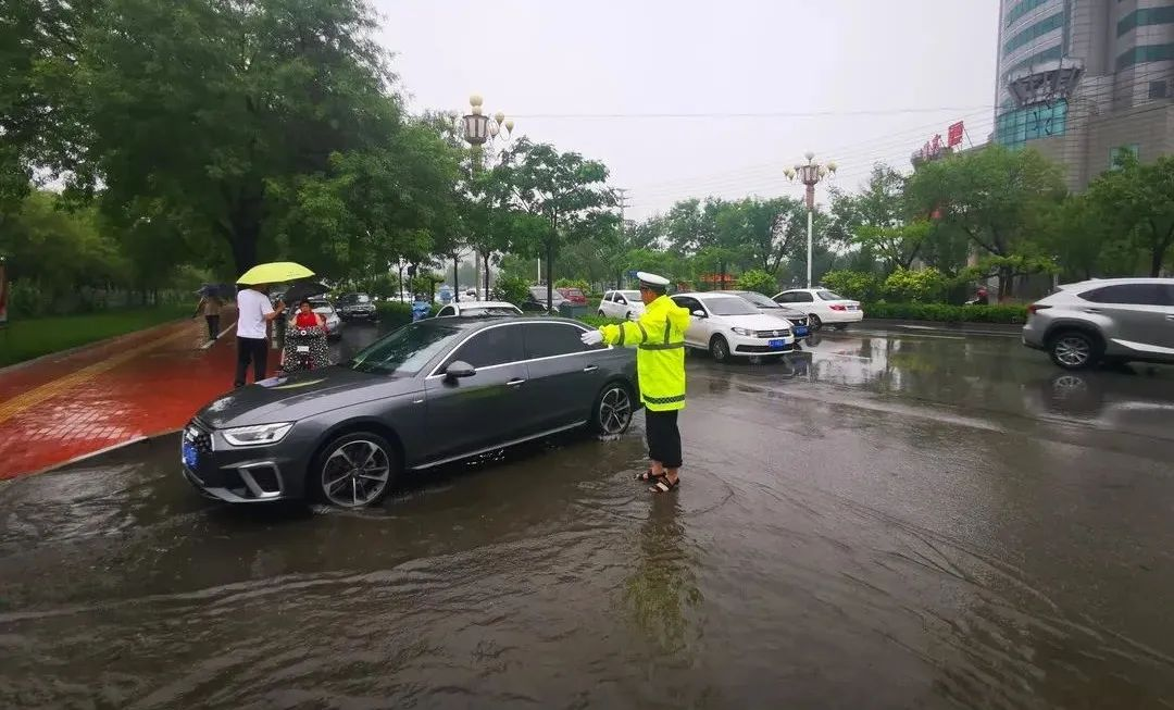 黃驊“澆”警雨中執勤 全力守護群眾安全出行_fororder_圖片8