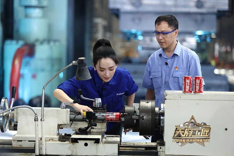 《天府工匠》大型技能挑战融媒体节目走进德阳 四大“神级工匠”展示震撼绝技_fororder_大型技能挑战融媒体节目《天府工匠》录制现场--摄影--骆言-(4)