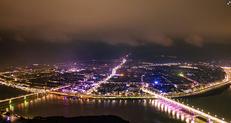 丝路青年游览阆中古城：打卡贡院 探寻科举的奥秘_fororder_夜色阆中