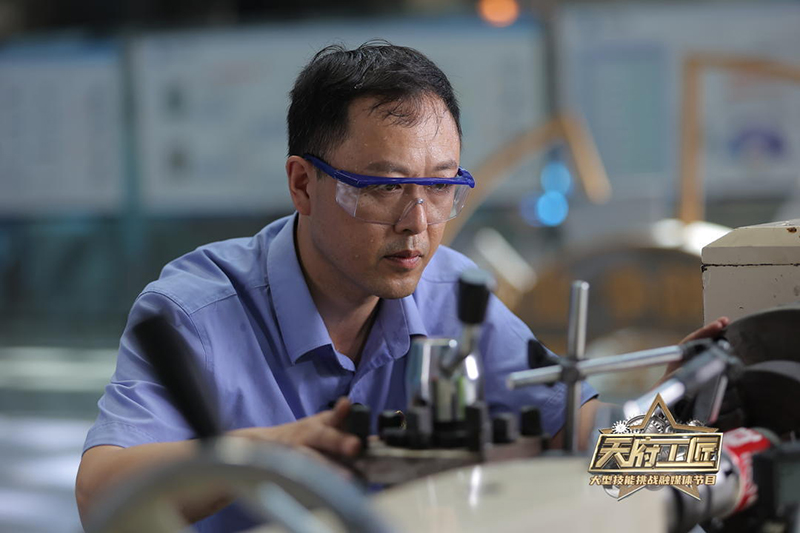 《天府工匠》大型技能挑战融媒体节目走进德阳 四大“神级工匠”展示震撼绝技_fororder_大型技能挑战融媒体节目《天府工匠》录制现场--摄影--骆言-(1)