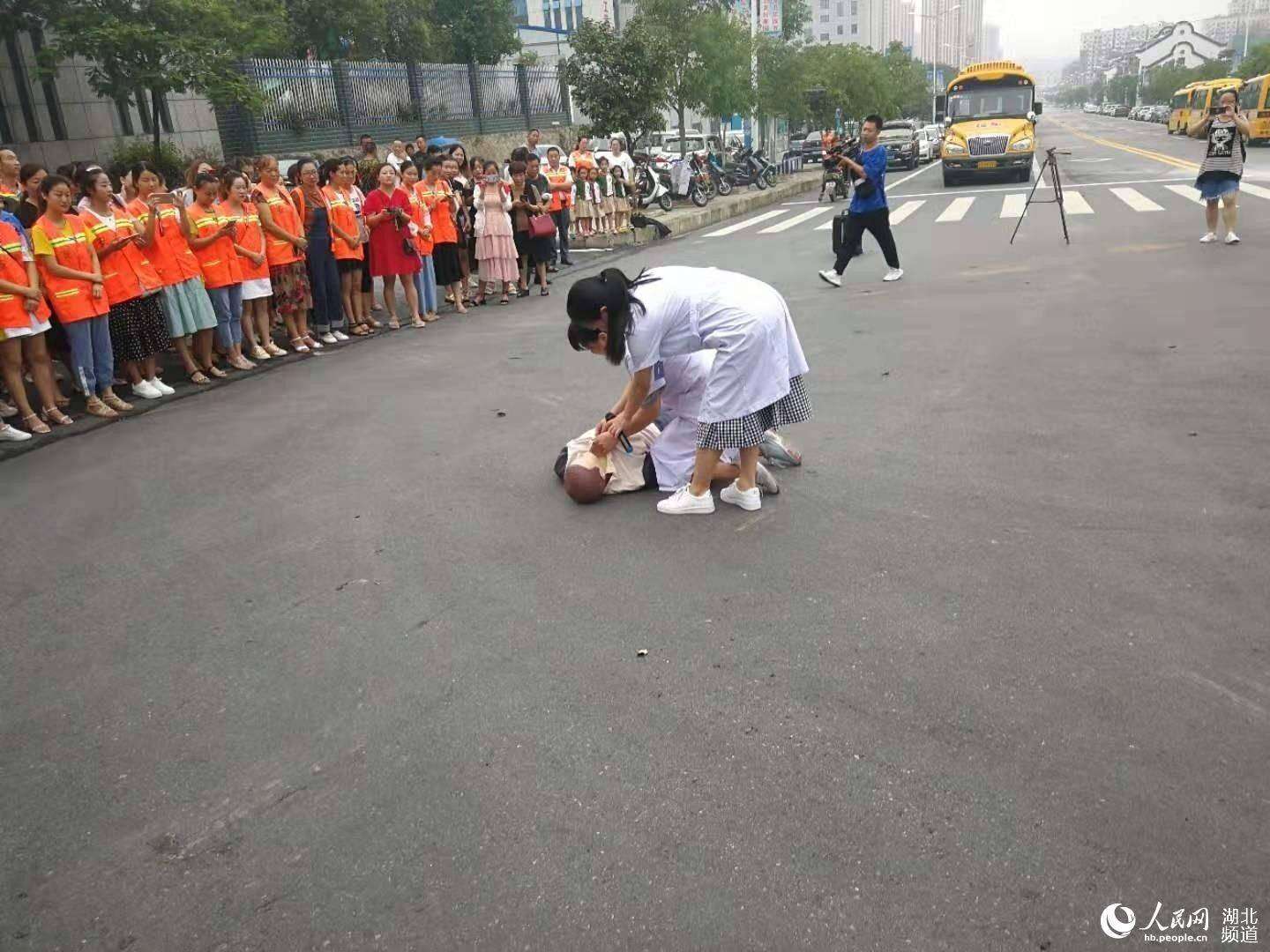 湖北丹江口开展校车应急逃生演练 筑牢师生安全防线