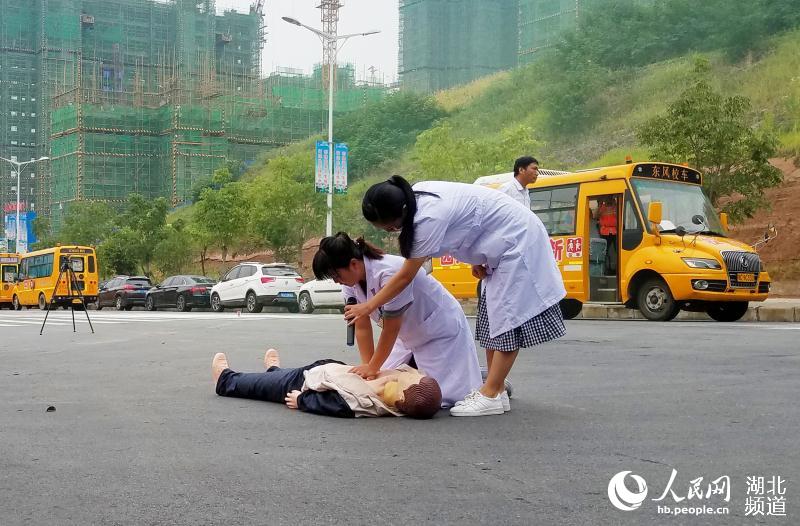 湖北丹江口开展校车应急逃生演练 筑牢师生安全防线