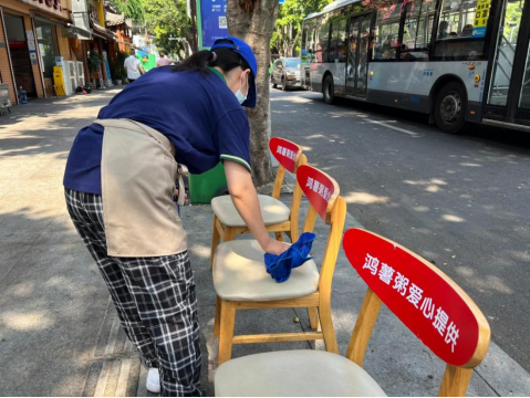 讓路過市民歇歇腳 成都武侯一粥店老闆在街頭設置愛心座椅_fororder_未標題-3