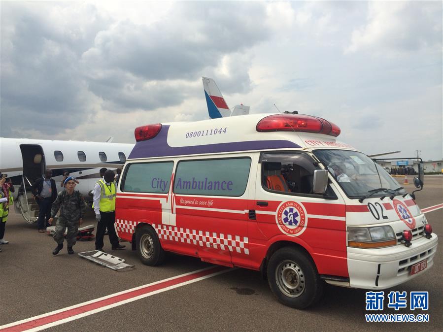 7月14日,在乌干达恩德培国际机场,我驻南苏丹维和步兵营重伤员陈英被