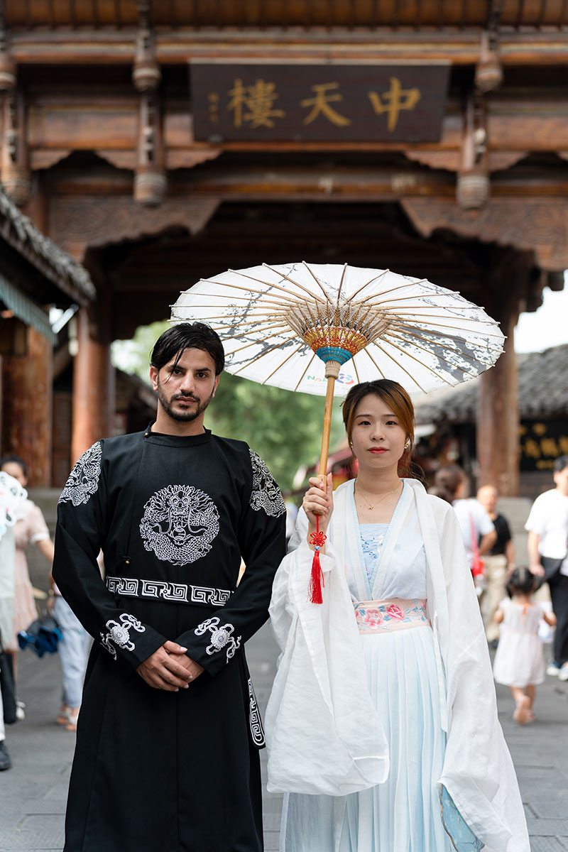 著漢服 登中天樓 絲路青年打卡“閬中風水第一樓”_fororder_絲路青年在中天樓打卡留影-(6)