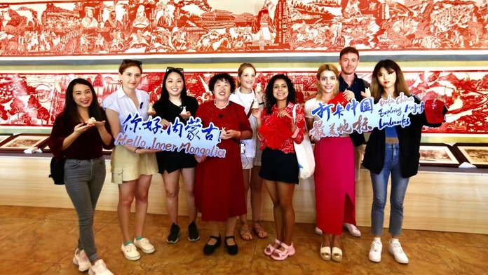 【2022打卡中国】外国网红学剪纸 连眼神都再努力！（视频）