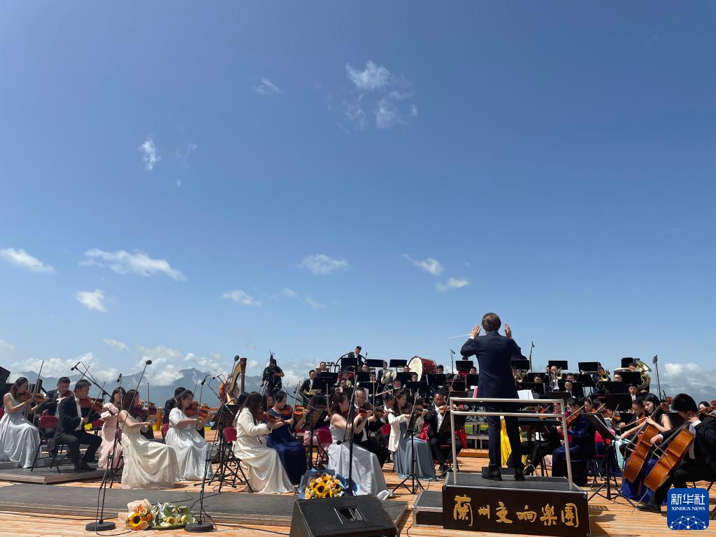 青海门源：高原油菜花开铺就“金色花海”