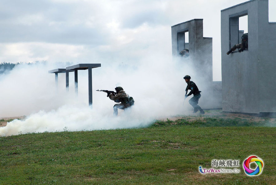 中俄参训官兵进行汇报表演