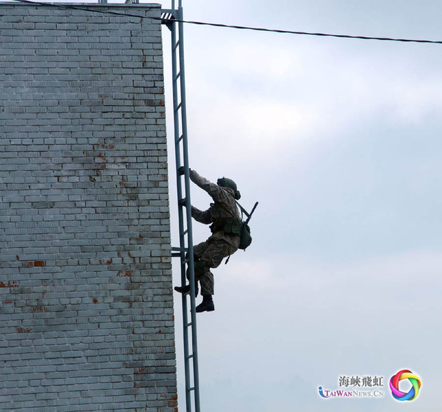 中俄参训官兵进行汇报表演