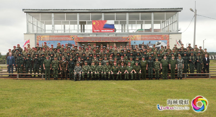 中俄“合作-2016”反恐训练官兵集体合影