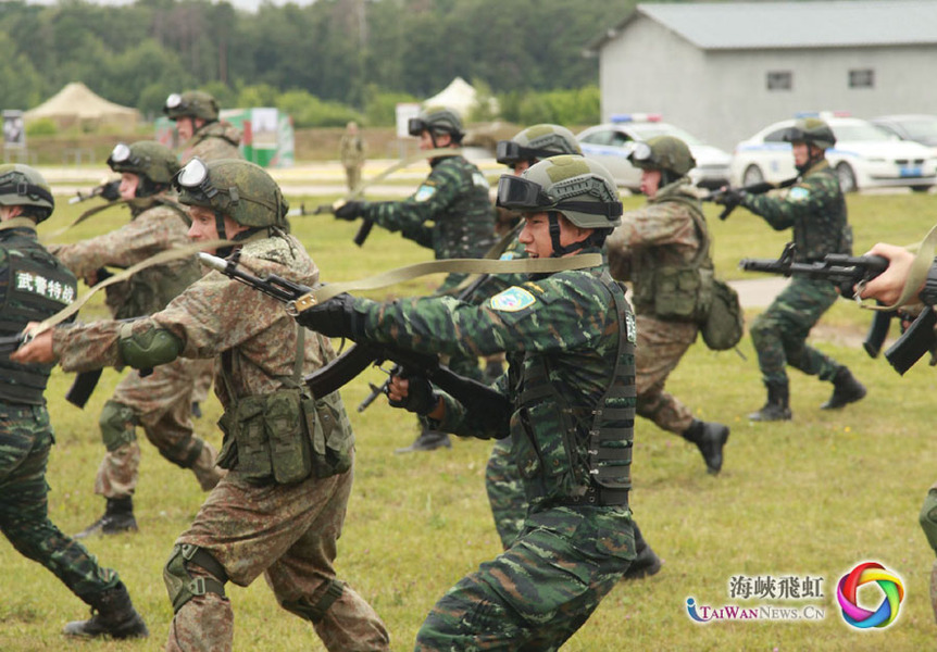 中俄参训官兵进行汇报表演