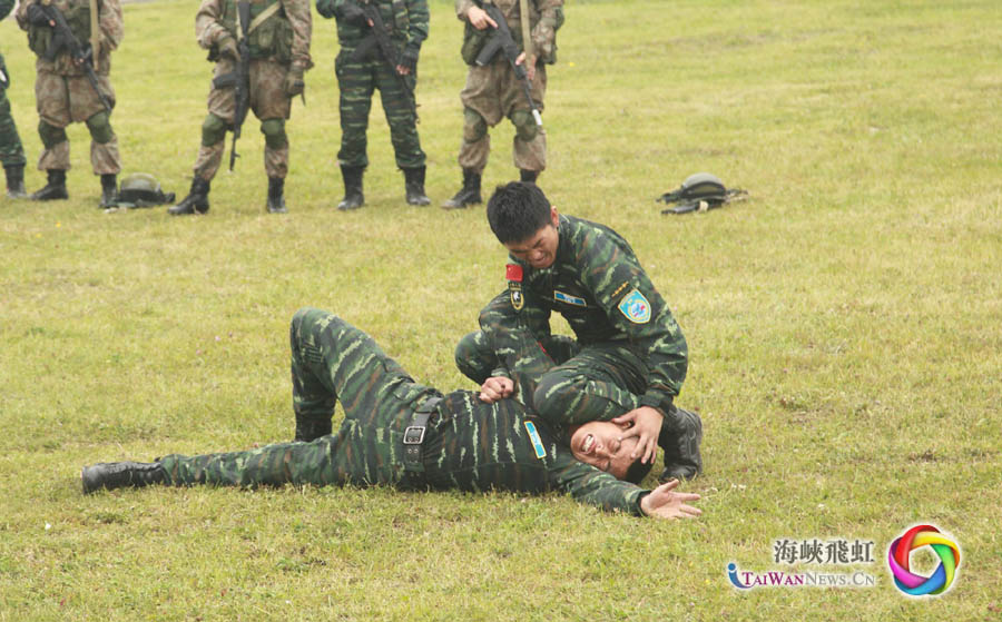 中俄参训官兵进行汇报表演