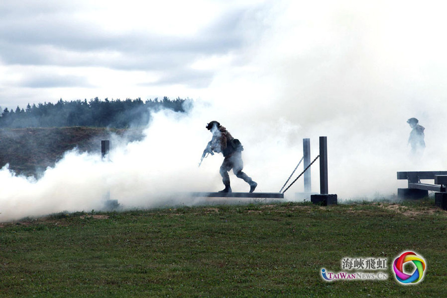 中俄参训官兵进行汇报表演