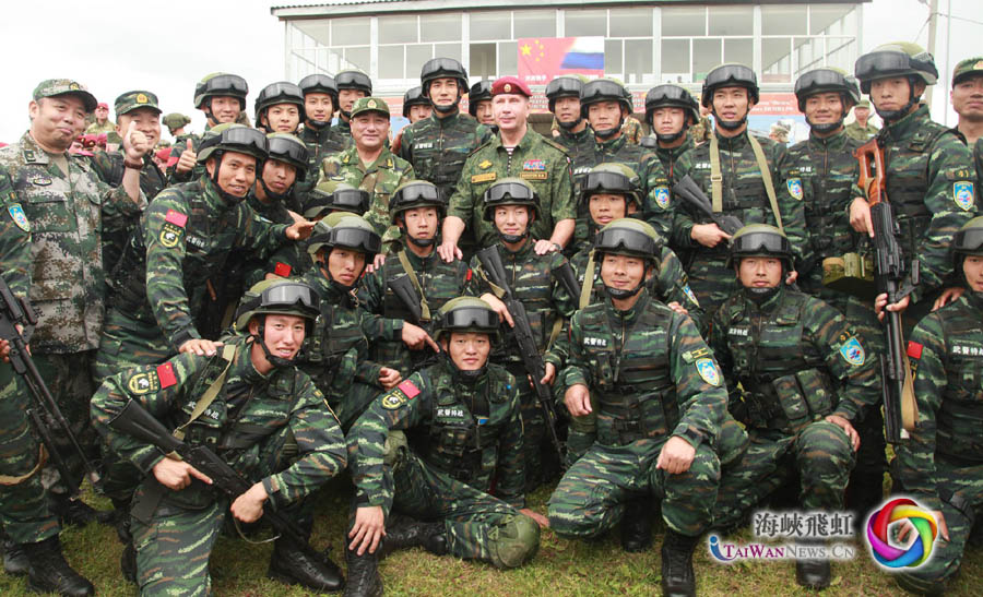 王宁上将、佐洛托夫大将同中俄参训官兵合影留念