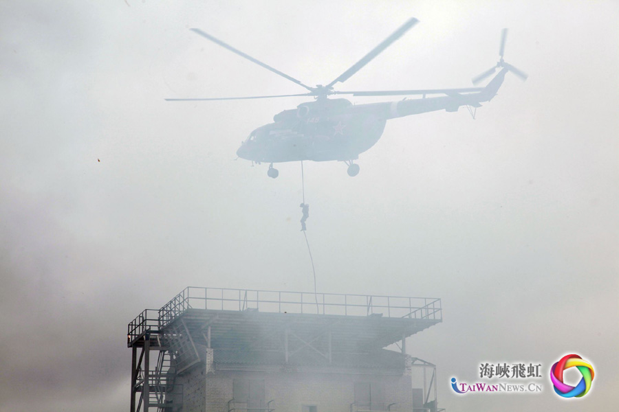 中俄参训官兵进行汇报表演