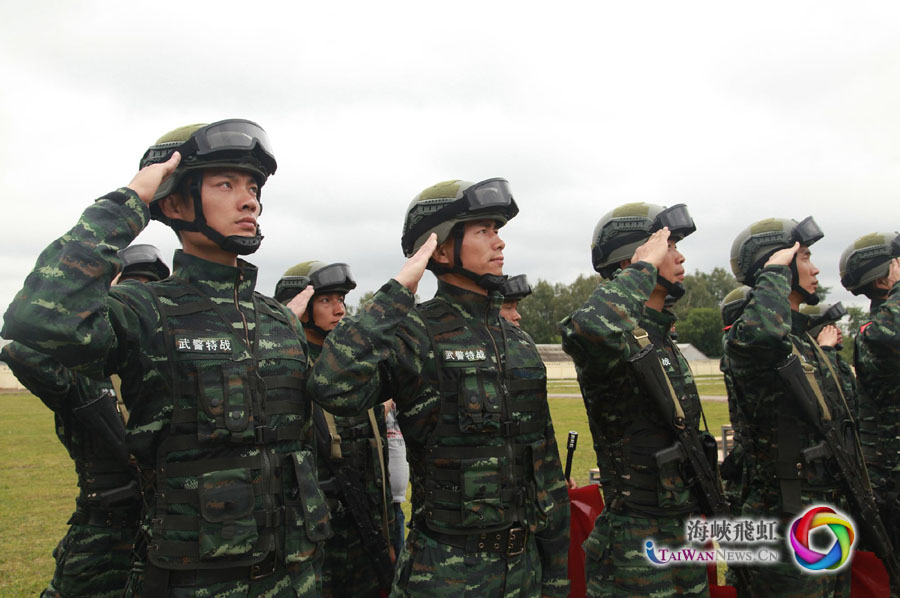 升旗仪式武警官兵敬礼
