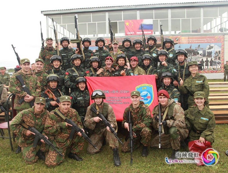 中俄参训官兵及随队翻译合影留念