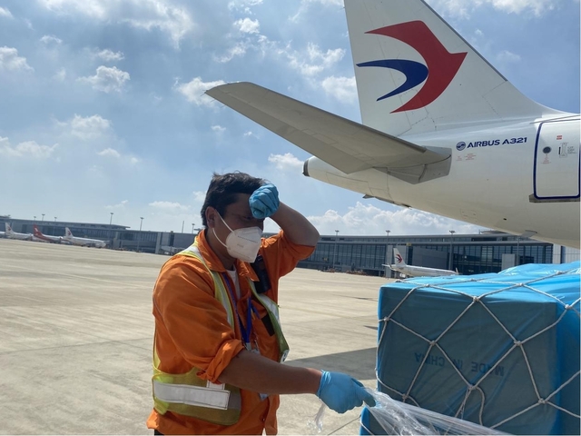 迎“烤”验 洒汗水 这群东航人用坚守诠释劳动最美