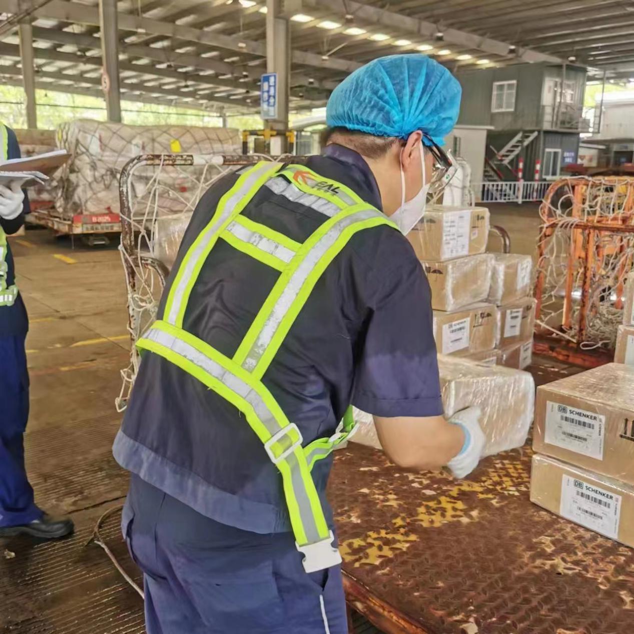 迎“烤”验 洒汗水 这群东航人用坚守诠释劳动最美