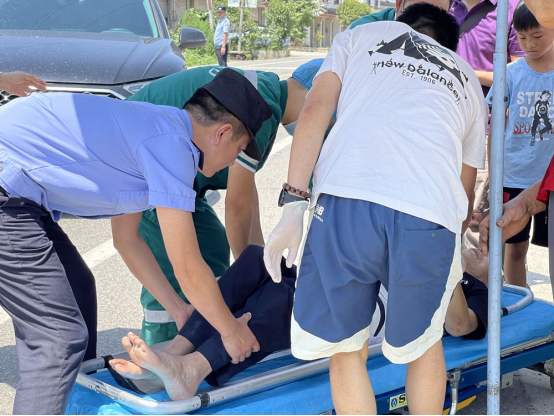 德阳罗江：民警烈日下为交通事故伤者撑伞获群众称赞_fororder_未标题-2