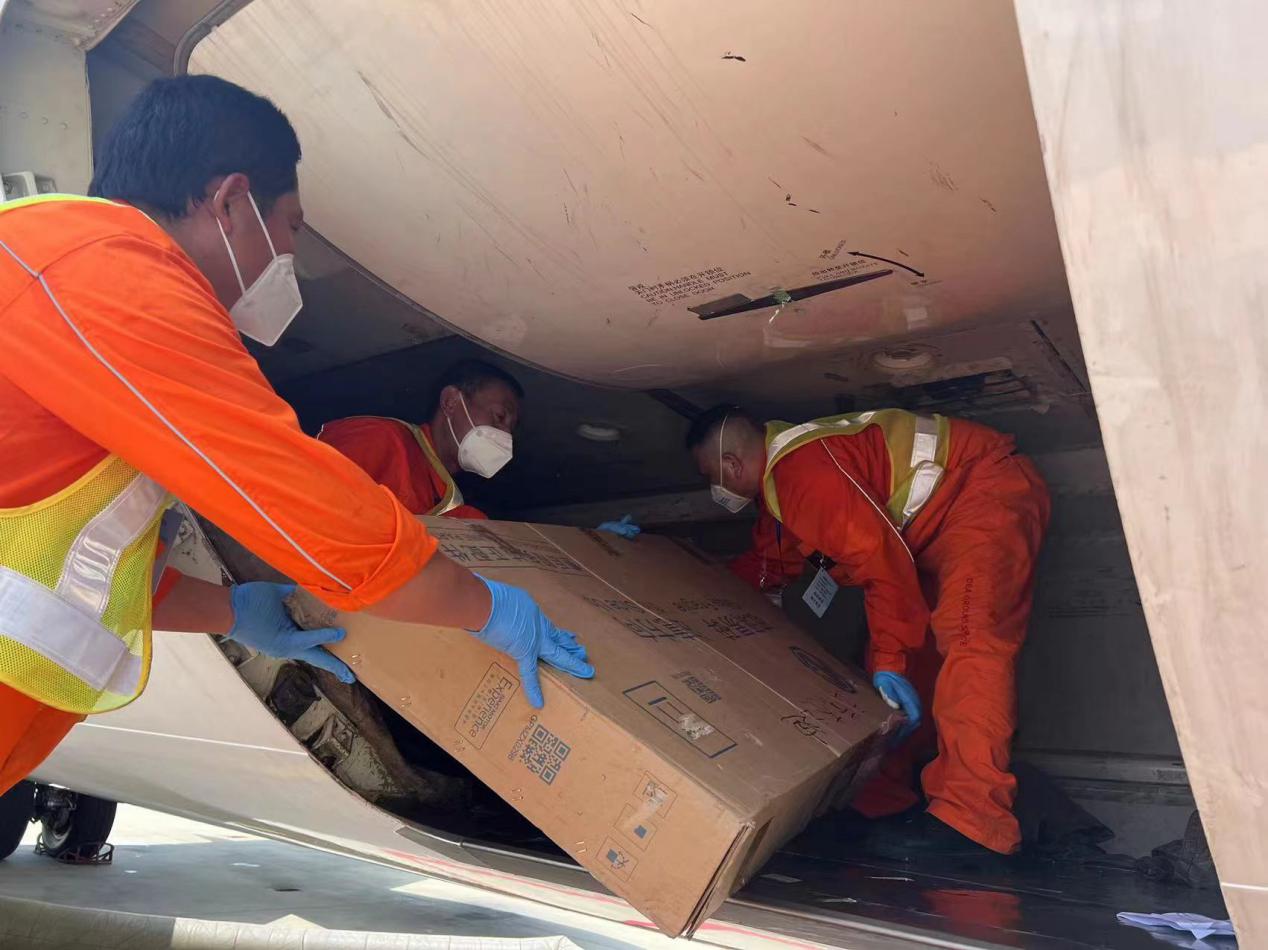 迎“烤”验 洒汗水 这群东航人用坚守诠释劳动最美