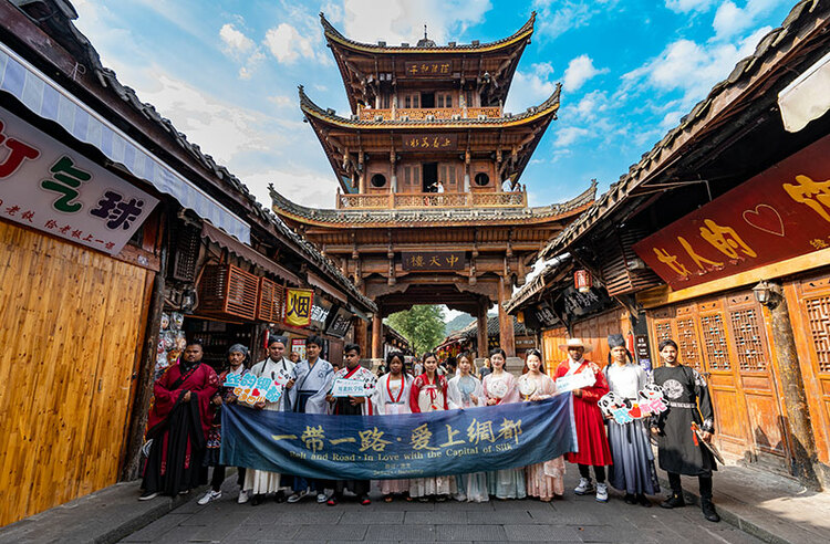 "Belt and Road · In Love with the Capital of Silk" | Silk Road Youths in Hanfu Experience the Millennium History and Culture of Langzhong Ancient City_fororder_图片5