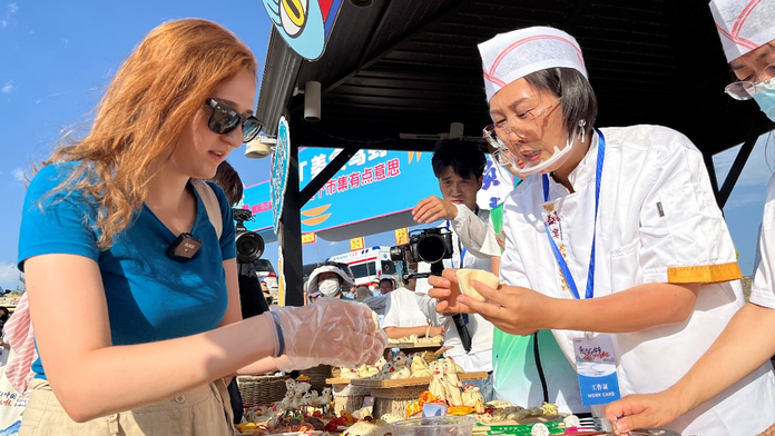 【2022打卡中国】外国网红打卡黄河大峡谷美食街 品尝准格尔特色美食 （视频）_fororder_图片4