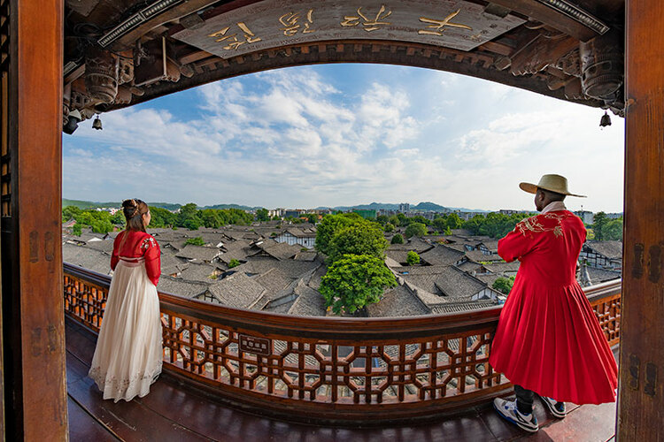 "Belt and Road · In Love with the Capital of Silk" | Silk Road Youths in Hanfu Experience the Millennium History and Culture of Langzhong Ancient City_fororder_图片7