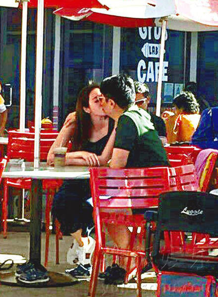 徐子淇与富豪老公庆结婚十周年 当街亲吻秀恩爱