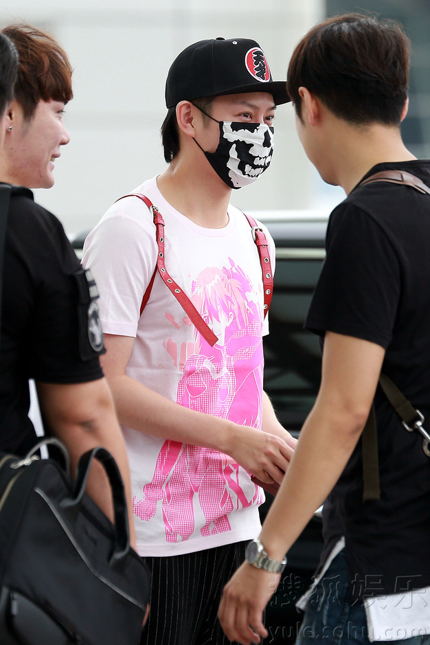 SJ少女时代飞日本开唱 用颜值打造机场时尚