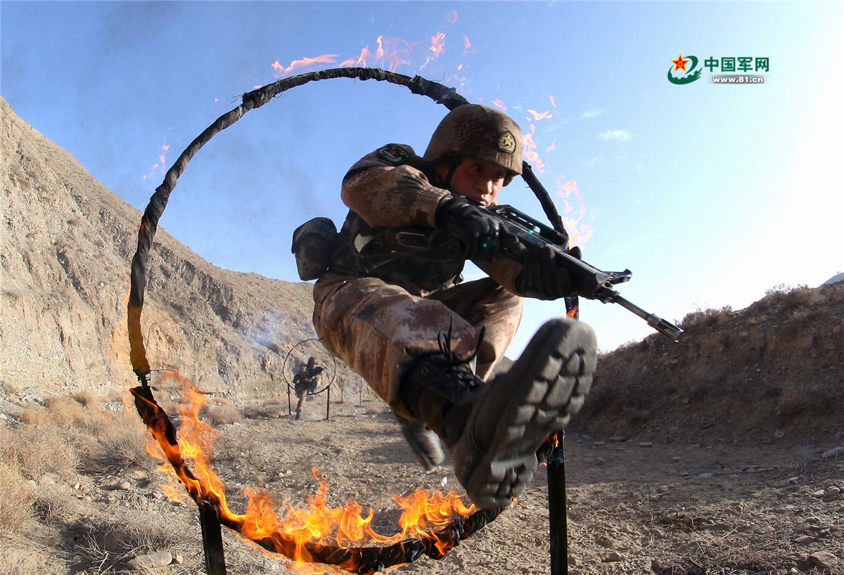 大漠戈壁上演各兵种军事训练(组图)