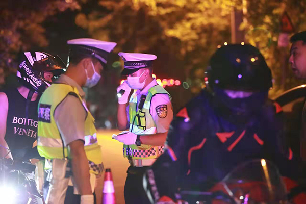 挥洒汗水在一线 | 成都龙泉山旅游警务服务队亮相_fororder_交警在沿线进行交通疏导3-供图-龙泉山旅游警务服务队