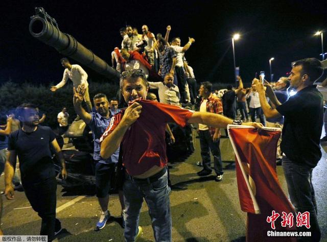 土耳其政变士兵欲闯入总统府 失败后遭逮捕