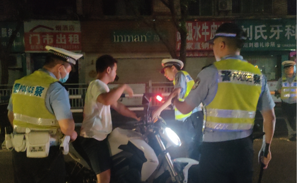 【原创】重庆合川警方开展夜间摩托车酒驾专项整治行动_fororder_图片5(1)