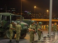 軍事政變後軍隊封鎖博斯布魯斯大橋，與民眾發生衝突