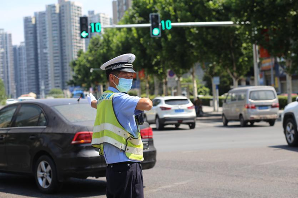 【原创】战高温斗酷暑 重庆市九龙坡区民警书写保畅“烤”卷_fororder_图片4