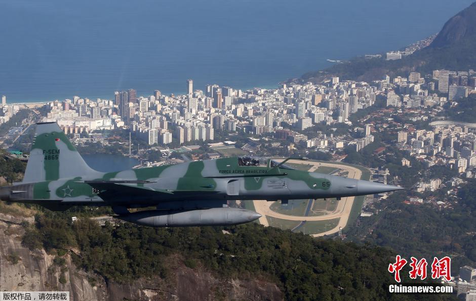 巴西空军举行大规模演习 确保奥运期间领空安全
