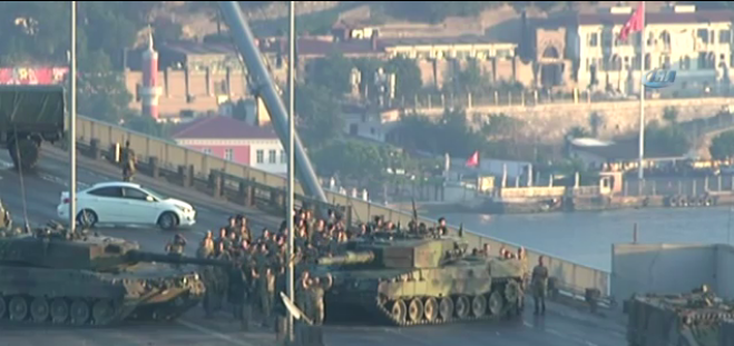土耳其政变：博斯普鲁斯大桥上叛军举手投降（图）