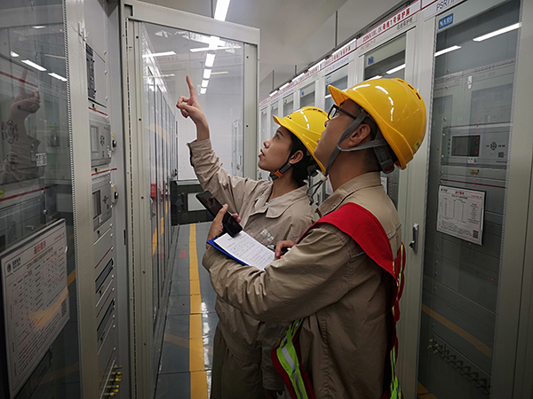 成都投运一项电网迎峰度夏重点工程_fororder_7月13日，四川电力超高压公司电力工人巡视检查设备运行情况（王泓伶供图）