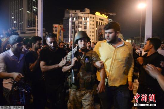 土耳其总理称挫败政变 指情况“完全得到控制”