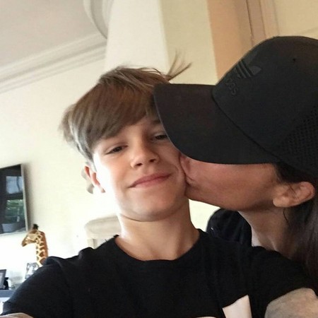 贝嫂与小七嘴对嘴亲吻挨轰 次子发照挺母亲