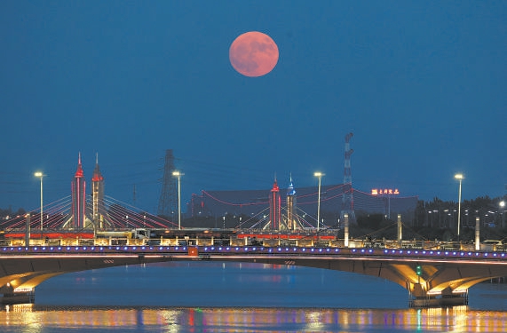 北京通州北運河升起“最大”滿月