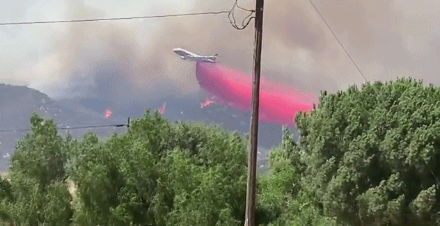 受加州滨河县苹果山火威胁 美国当地消防部门要求近8000名当地居民撤离