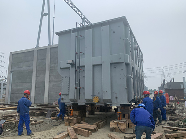 成都投运一项电网迎峰度夏重点工程_fororder_电力工人在广都站扩建工程现场安装主变压器（张月供图）