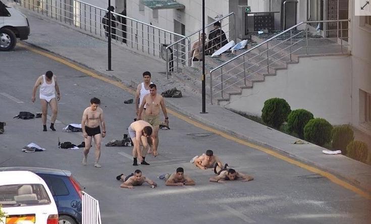 土耳其政变军官被勒令仅剩内裤投降