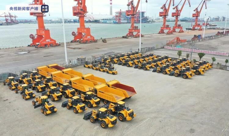 广西钦州港区首批工程车辆整车出口至RCEP国家