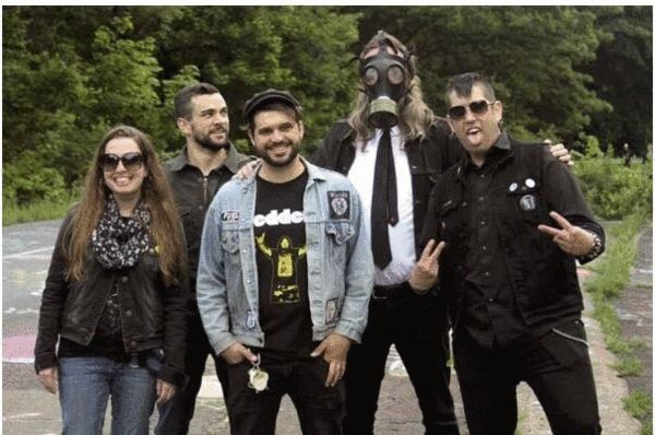 美摇滚乐团主唱演唱会前自杀 享年38岁