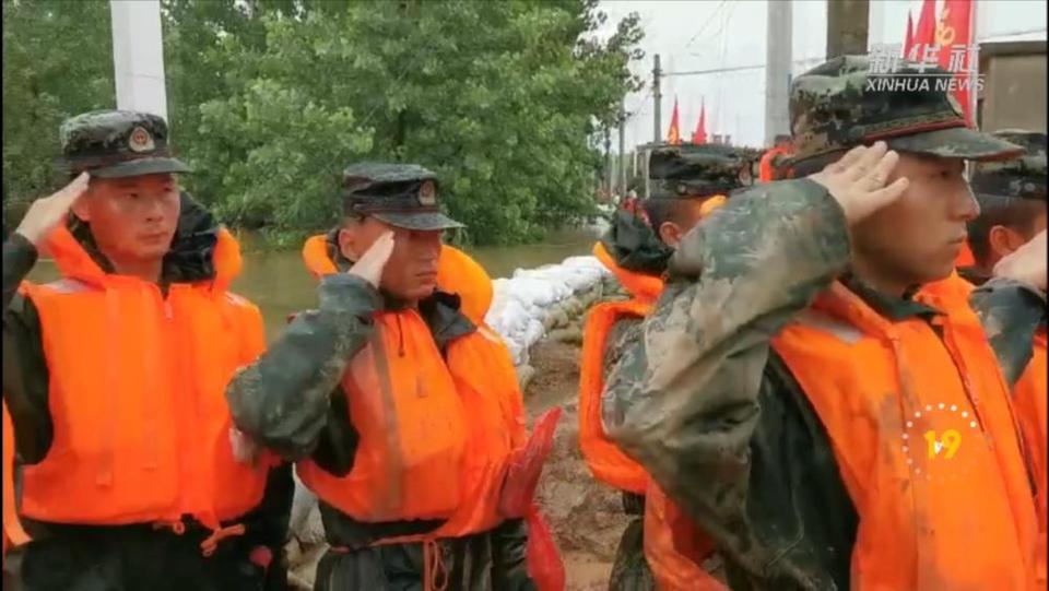 现场19秒丨致敬！洪水中最可爱的人