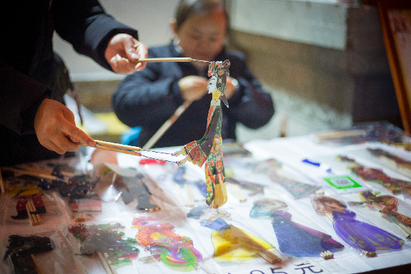 【山城故事】三尺戏台后的袖珍夫妻 【山城故事】三尺戏台后的袖珍夫妻